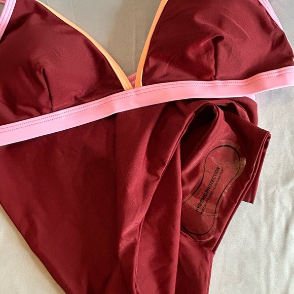 Stylish Women's Swimwear Set in Burgundy and Pink - Picture 11 of 16